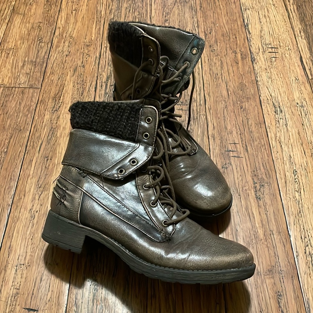 Women’s crown vintage size 8 boots.
